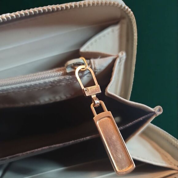 Gucci Rehab Repainted Guccissima Metal Bar Zip Around Wallet - Picture 9 of 9